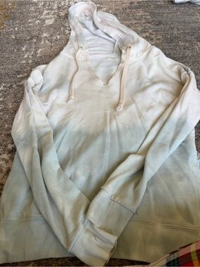 Ocean Drive Men's Crewneck Hoodie in Pale Blue and Off-White
